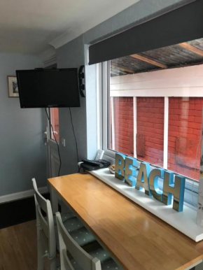 Cozy Guest Suite with Private Entrance and Shower Room in Charming Deal, Kent